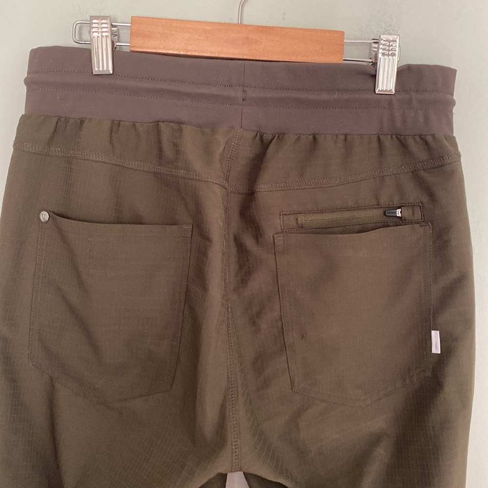 Vuori Women’s Olive Green Joggers Size Medium with Pockets - Picture 7 of 9